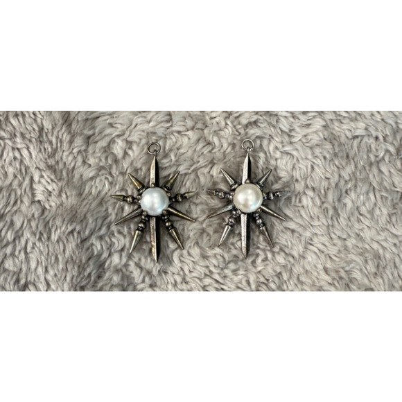 Kendra Scott Set of 2 Starburst Pearl Vintage Silver Tone Charm Pendants Boho - Picture 1 of 3